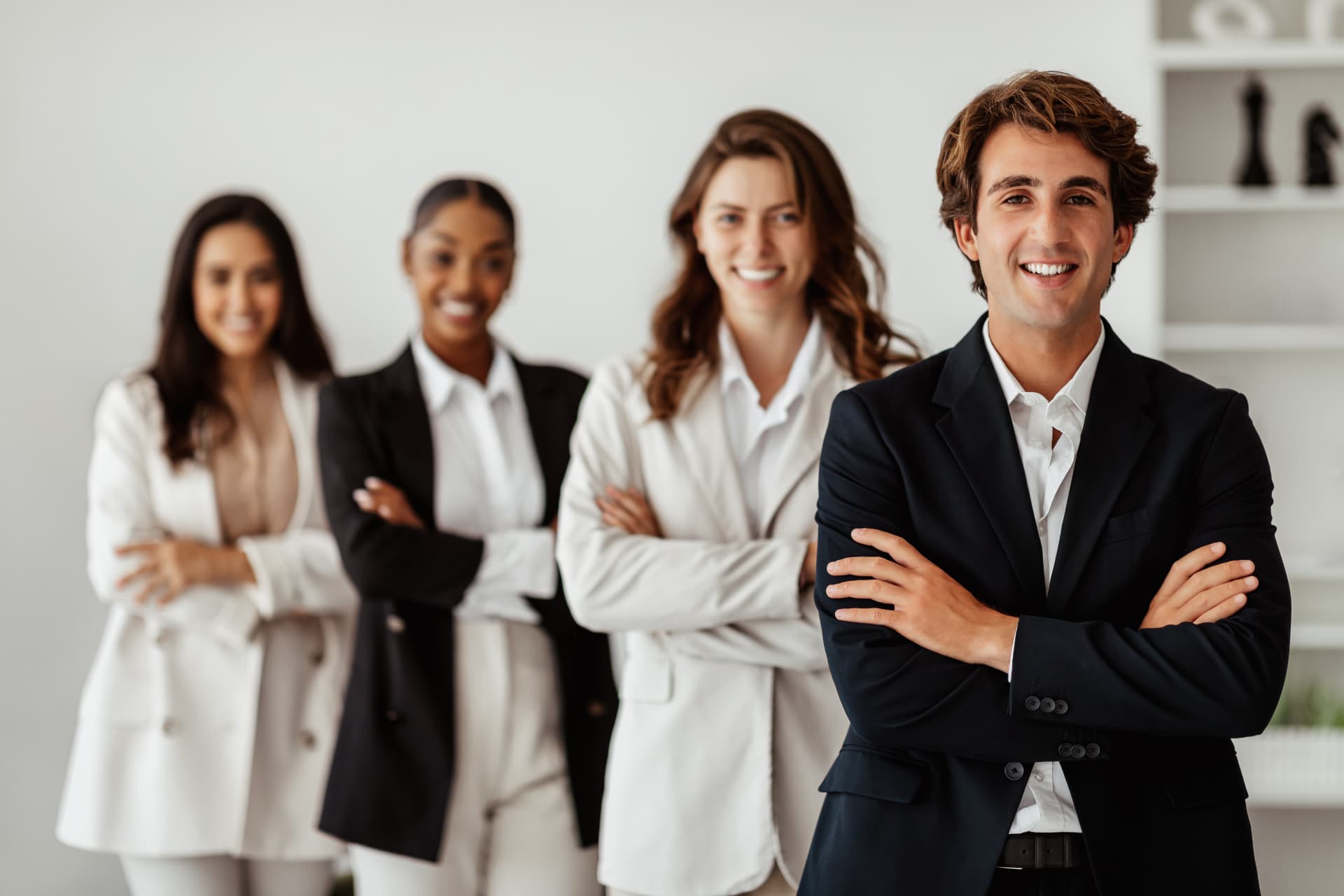 Equipe de profissionais confiantes em ambiente corporativo moderno